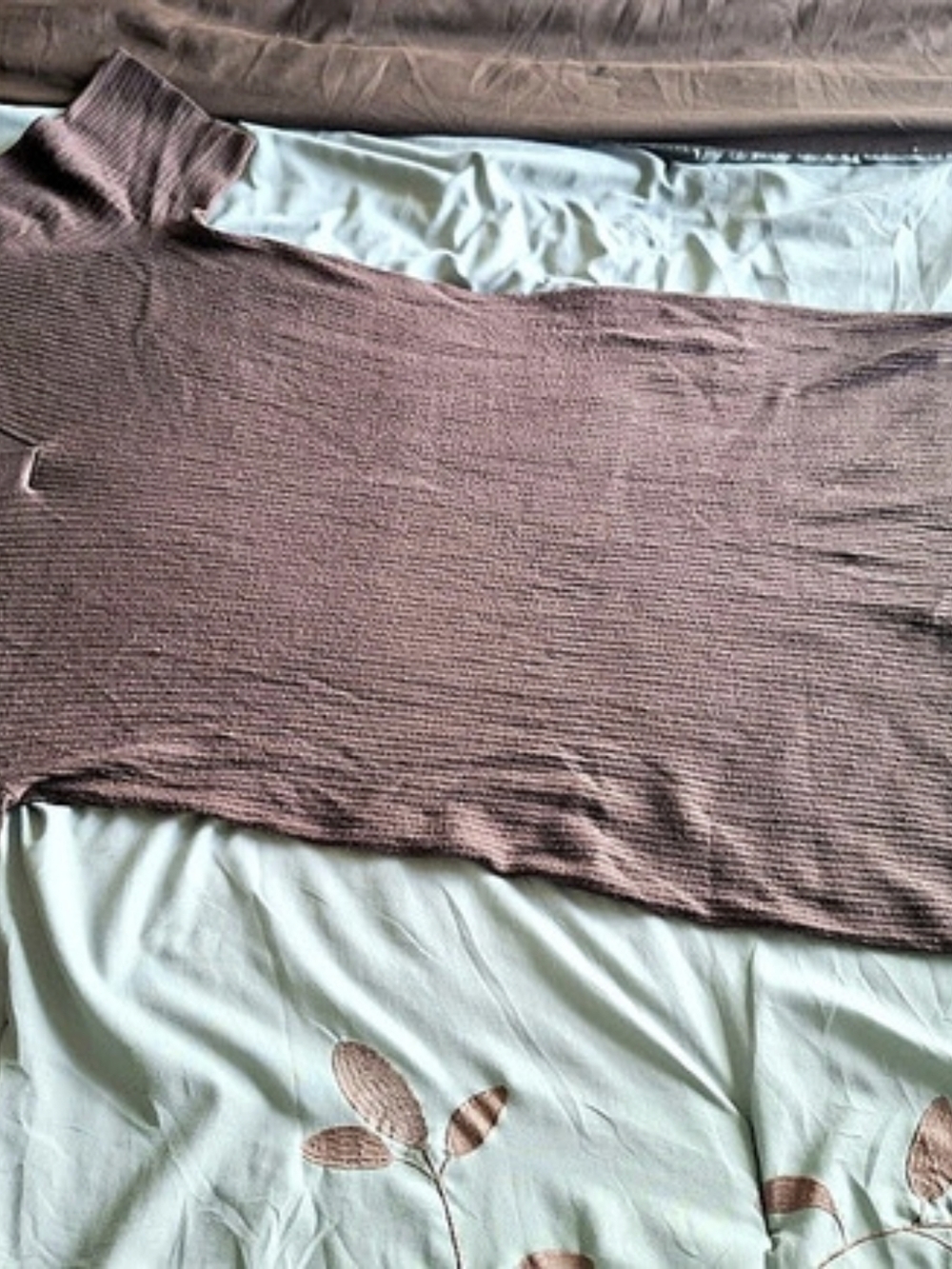 Ribbed Short Sleeve Top in Brown Like New